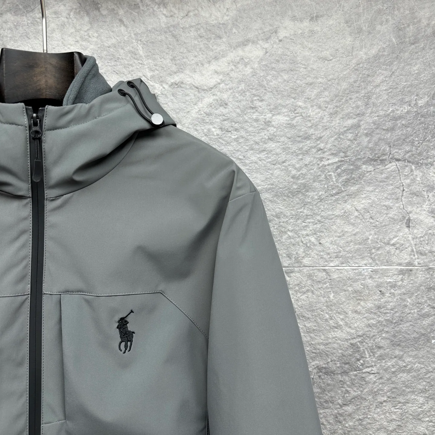 P490 Ralph Lauren 2025 new embroidered logo three-in-one jacket for couples, cotton jacket 💯Made of polyester fiber composite waterproof fabric, polar fleece liner, popular Internet celebrity style, exquisite craftsmanship, waterproof treatment of fabric, windproof and cold-resistant, excellent breathability, comfortable and versatile jacket, fashionable and versatile, same style as Internet celebrity, ingenious style, simple and fashionable, same style for men and women Original main wheat washed tag moisture-proof paper packaging 👍 Size: M—3XL Color: black gray